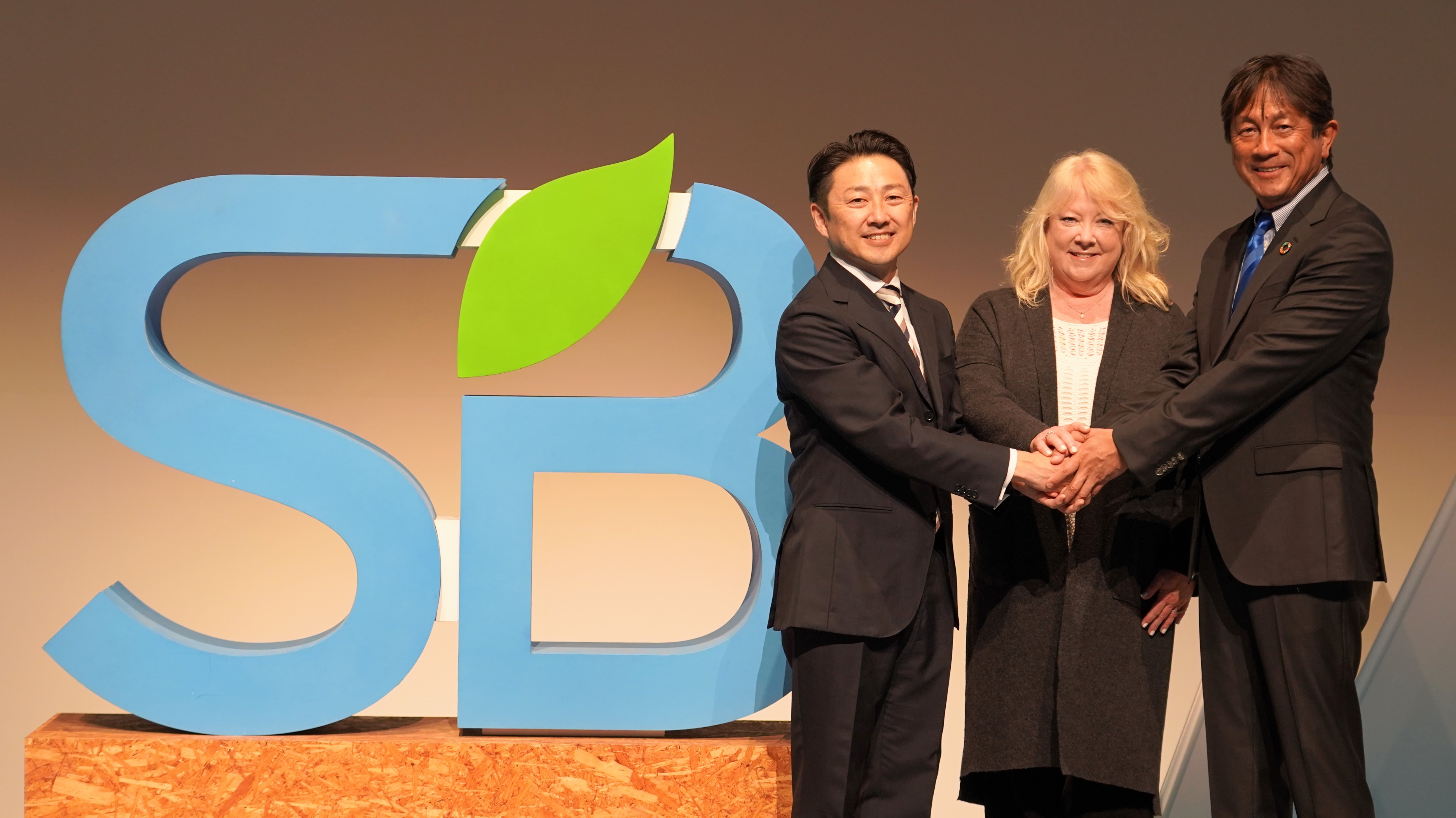 (左から)株式会社博展 代表取締役社長 原田淳氏、Sustainable Brands コーアン・スカジニア氏、株式会社Sinc 代表取締役社長兼CEO 田中信康